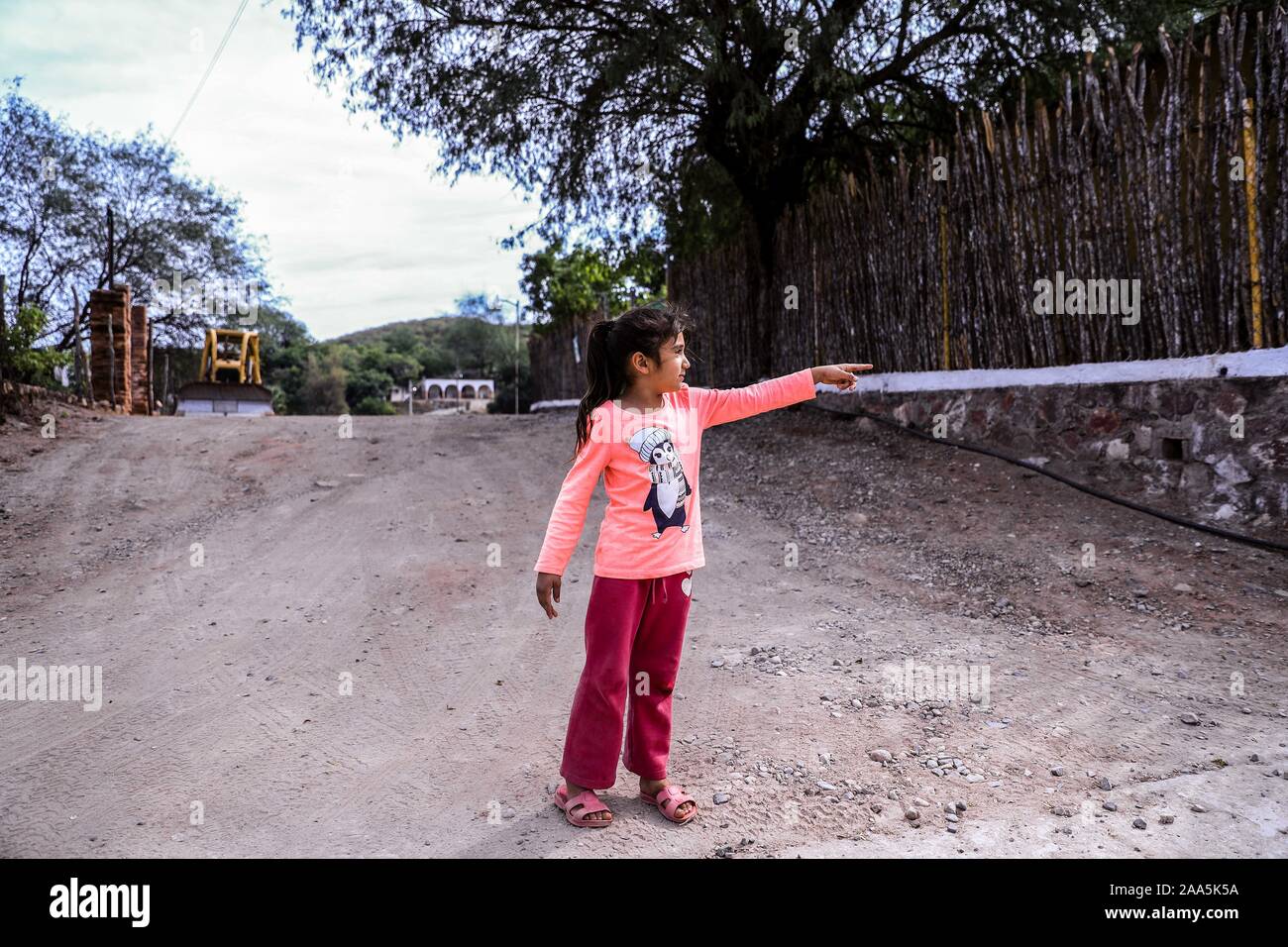 Una ragazza punti verso l'ejido doganale nella Alamos, Sonora Messico. Città. © (© Foto: LuisGutierrez / NortePhoto.com) Onu niña señala en camino hacia el ejido la aduana en Alamos, Sonora Messico. Pueblo. © (© Foto: LuisGutierrez / NortePhoto.com) Foto Stock