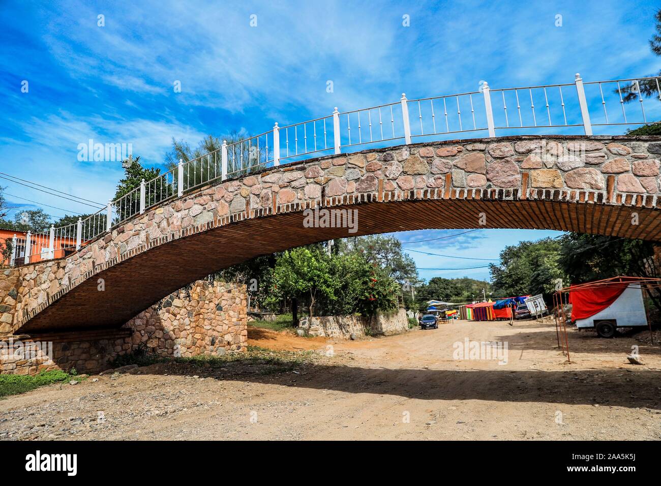 Proseguire a piedi lungo il ponte di pietra nell'ejido La Aduana in Alamos, Sonora Messico. Città. © (© Foto: LuisGutierrez / NortePhoto.com) Caminata por el puente de piedra en el ejido La aduana en Alamos, Sonora Messico. Pueblo. © (© Foto: LuisGutierrez / NortePhoto.com) Foto Stock