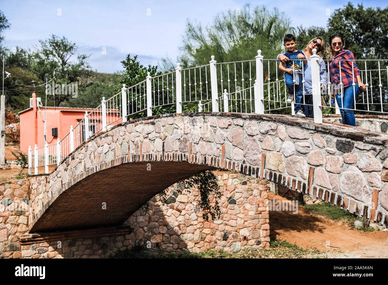 Proseguire a piedi lungo il ponte di pietra nell'ejido La Aduana in Alamos, Sonora Messico. Città. © (© Foto: LuisGutierrez / NortePhoto.com) Caminata por el puente de piedra en el ejido La aduana en Alamos, Sonora Messico. Pueblo. © (© Foto: LuisGutierrez / NortePhoto.com) Foto Stock