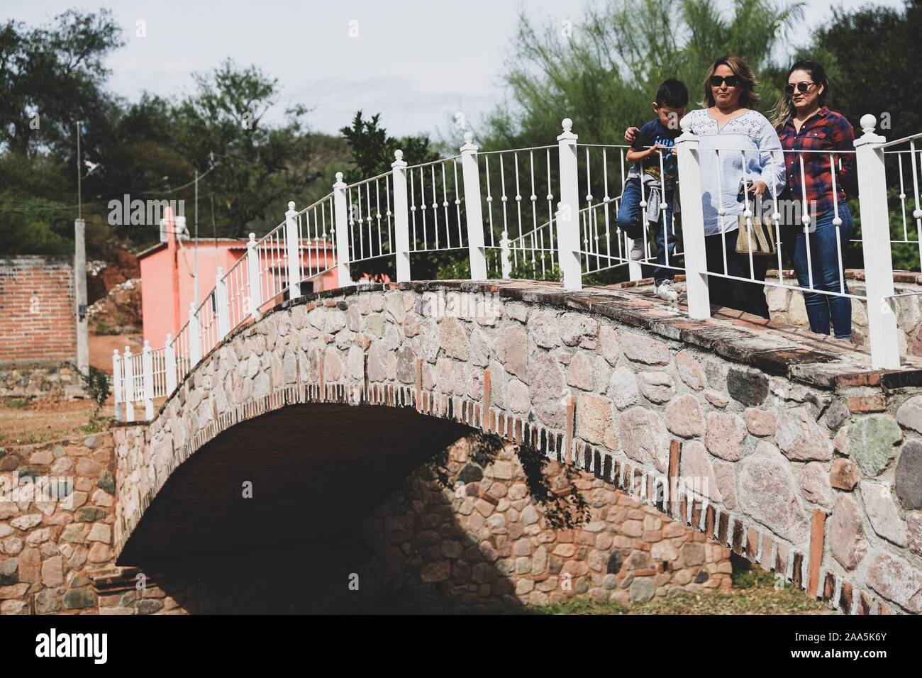 Proseguire a piedi lungo il ponte di pietra nell'ejido La Aduana in Alamos, Sonora Messico. Città. © (© Foto: LuisGutierrez / NortePhoto.com) Caminata por el puente de piedra en el ejido La aduana en Alamos, Sonora Messico. Pueblo. © (© Foto: LuisGutierrez / NortePhoto.com) Foto Stock