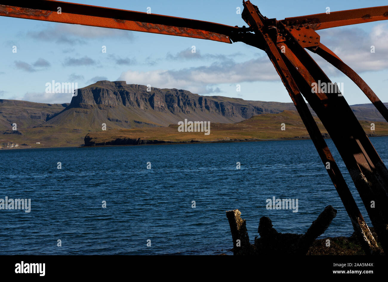 Arrugginita pier rimane di un noi e British World War II installazione navale, Hvitanes, Hvalfjordur, Islanda Foto Stock