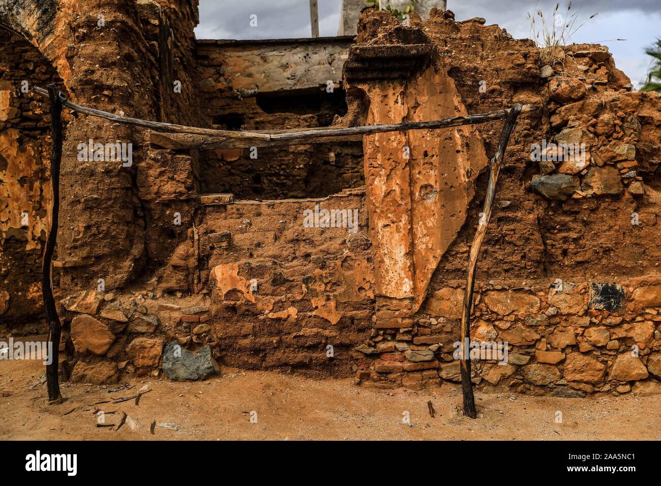 Porta e parete del vecchio o deteriorando adobe house nel comune o ejido La dogana in Alamos, Sonora Messico. Village, portali, architettura © (© Foto: LuisGutierrez / NortePhoto.com) puerta y pared de casa de adove antigua o en deterioro en la mununidad o ejido La aduana en Alamos, Sonora Messico. Pueblo, portales, arquitectrua © (© Foto: LuisGutierrez / NortePhoto.com) Foto Stock