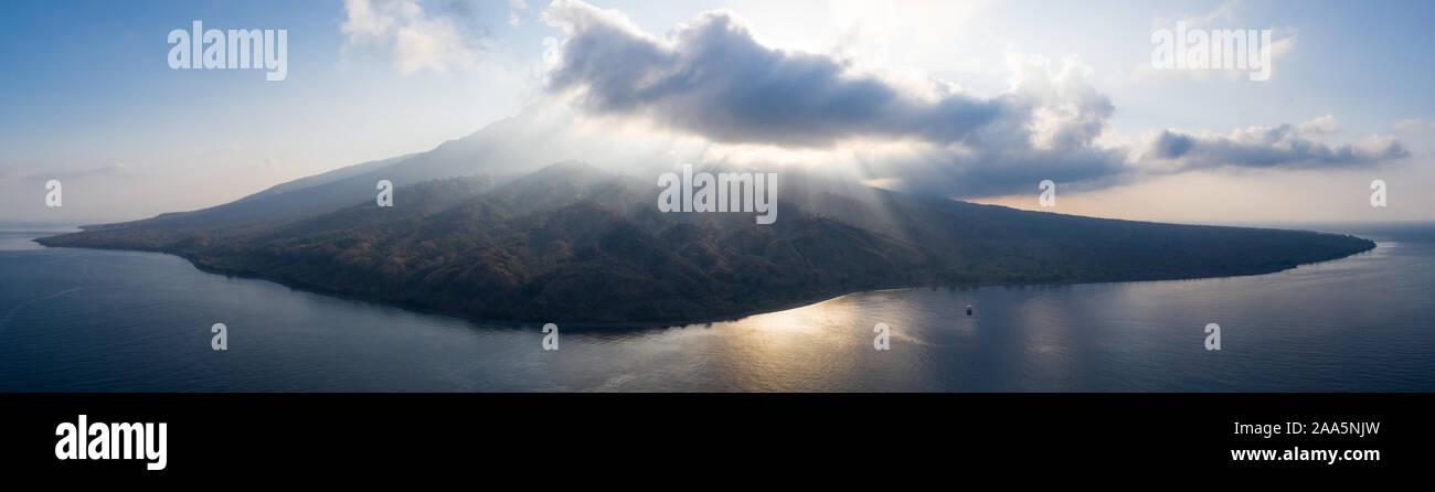 La luminosa luce del sole illumina il bellissimo vulcano di Iliape ad ovest di Flores in Lesser Sunda isole dell'Indonesia. Questa zona è nell'anello di fuoco. Foto Stock