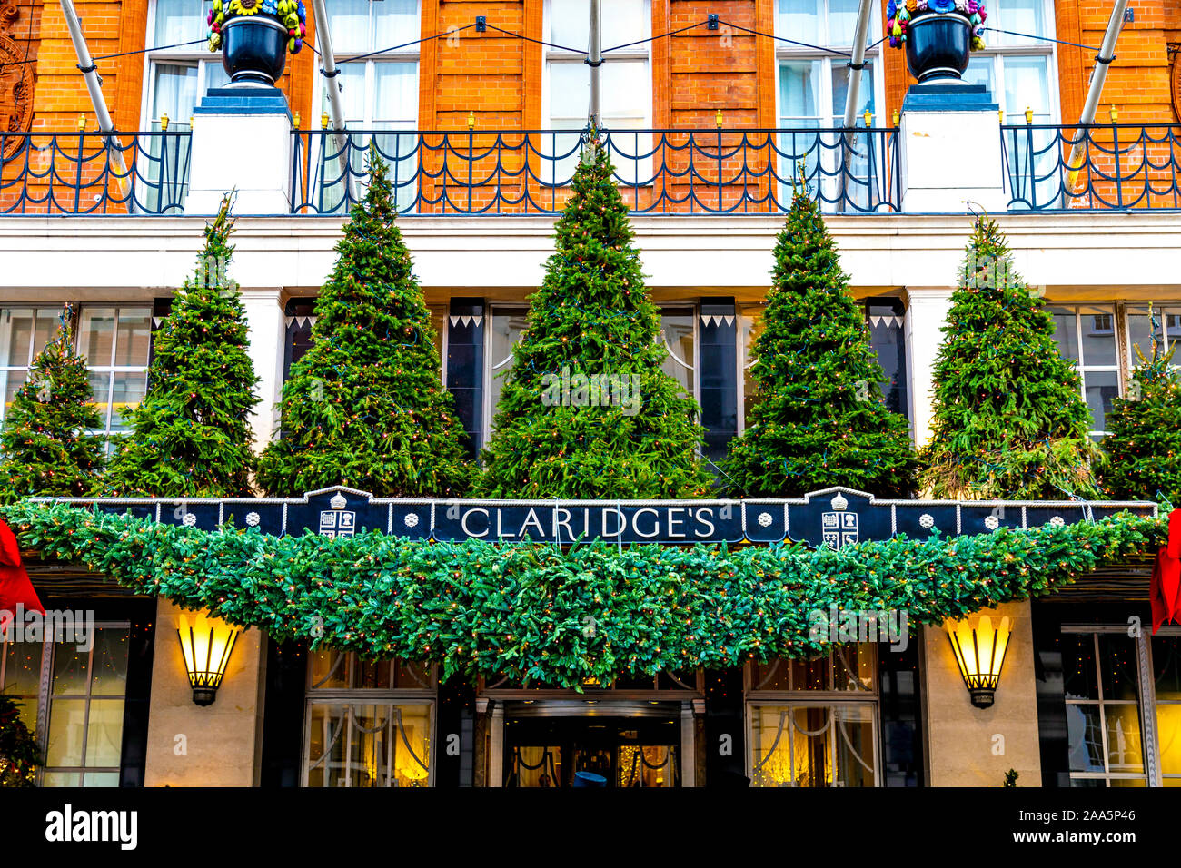 Esterno del Claridge Hotel in Mayfair decorato per il periodo natalizio, London, Regno Unito Foto Stock