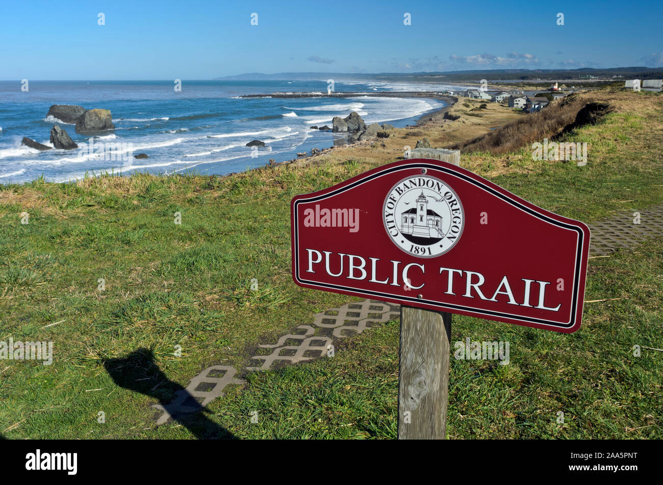 Un lastricato sentiero conduce lungo le cime della scogliera in Bandon, Oregon, con un cartello che diceva "Pubblico Trail" Foto Stock