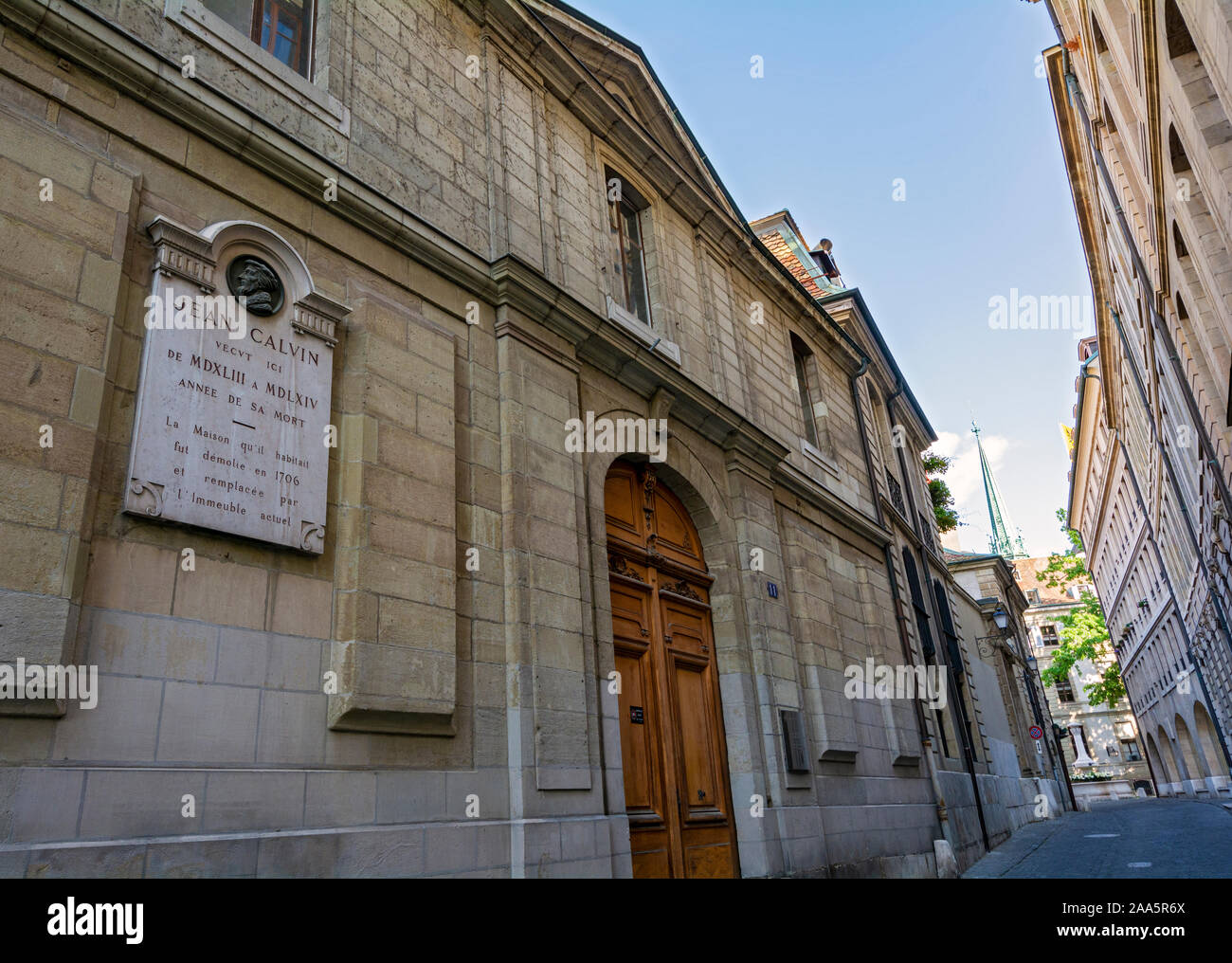 La Svizzera, Ginevra, cartellone segna il luogo dove San Giovanni (Jean) Calvin ha vissuto dal 1543 al 1564, la data della sua morte. Foto Stock