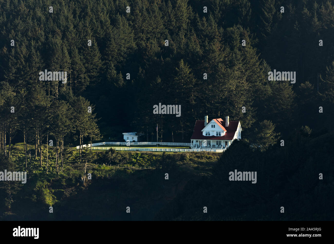 Lightkeeper's Cottage a Heceta Head Lighthouse (ora un B&B), parte di Devils il gomito del parco statale, vicino Firenze, Oregon Foto Stock