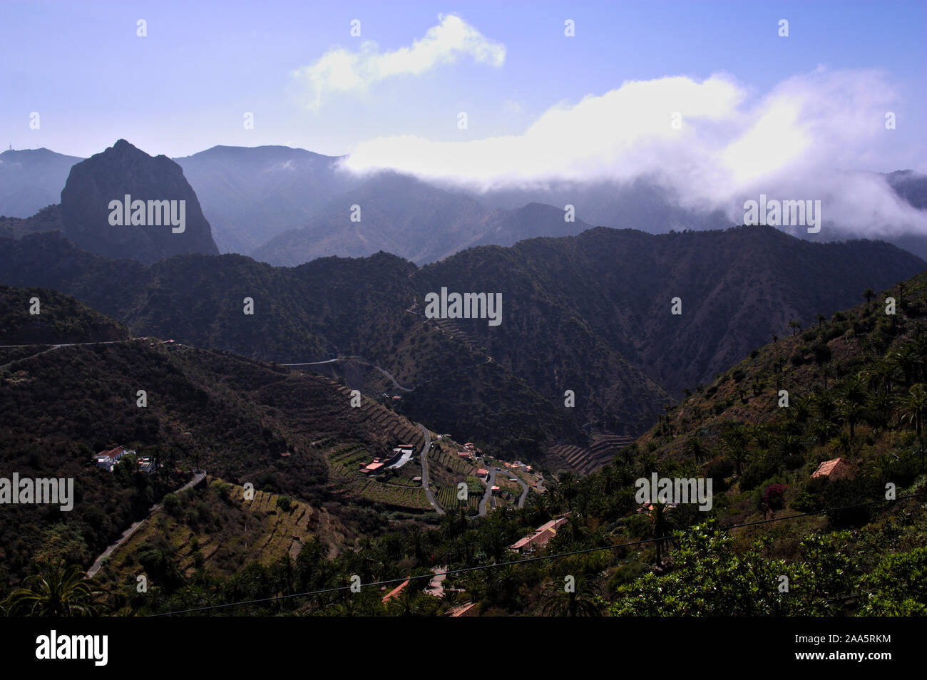 Panorama da un punto di vista dove Roque Cano è visto vicino la città di Tamargada sull'isola di La Gomera, isole Canarie, Spagna Foto Stock