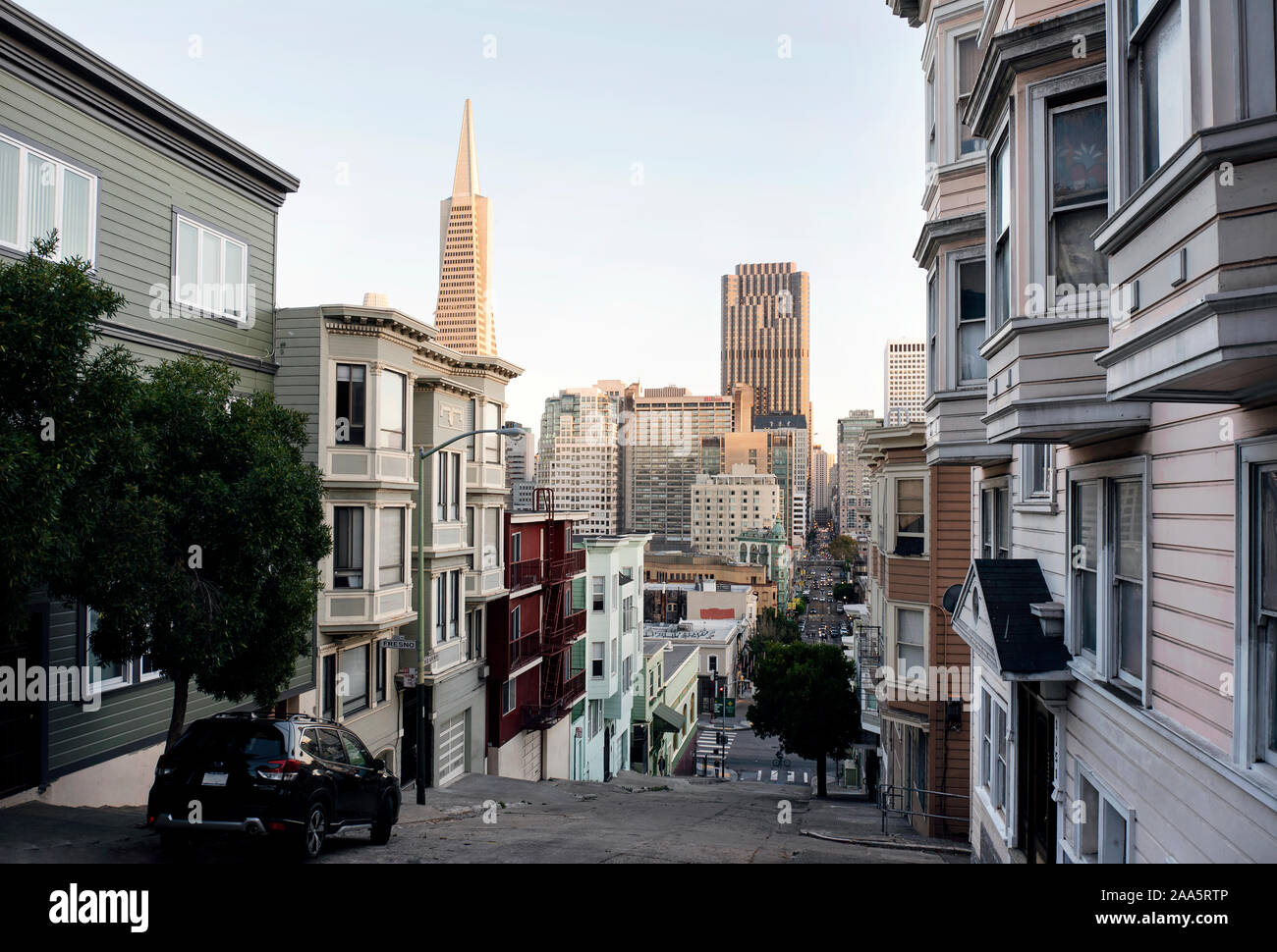 Best street view con edifici iconici shot da Pietro Macchiarini fasi (fine di Kearny Street) nel centro cittadino di San Francisco, CA, Stati Uniti d'America Foto Stock