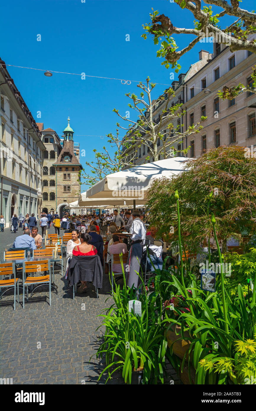 La Svizzera di Ginevra, Place du Molard, caffetteria, ristorante, Molard torre costruito 1591 Foto Stock