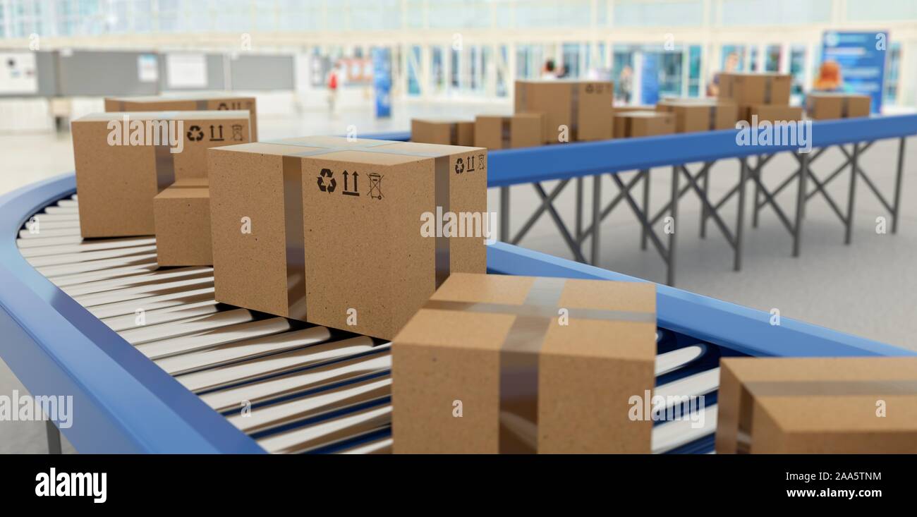 Ordini elaborati sul nastro trasportatore. Scatole di cartone nella logistica di magazzino. Foto Stock