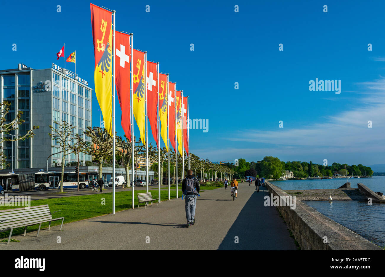 La Svizzera di Ginevra, Quai Woodrow Wilson, il Cantone di Ginevra e bandiera svizzera banner, Hotel President Wilson Foto Stock