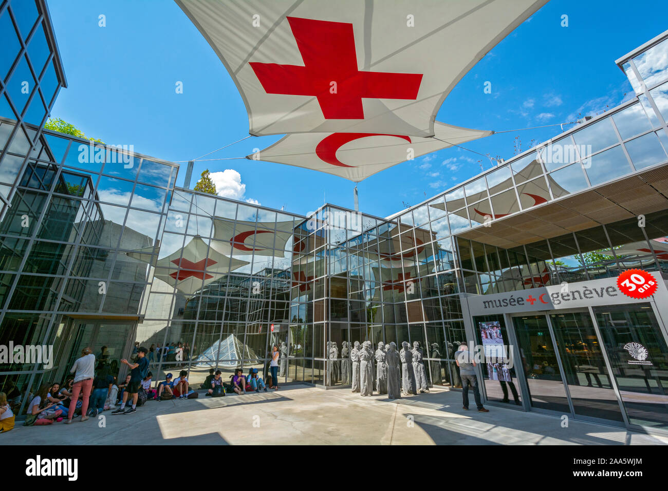 La Svizzera di Ginevra, il Comitato internazionale della Croce Rossa e della Mezzaluna rossa Museo, atrio, mixed media sculture di Carl Bucher, "pietrificati ones' 1979 Foto Stock