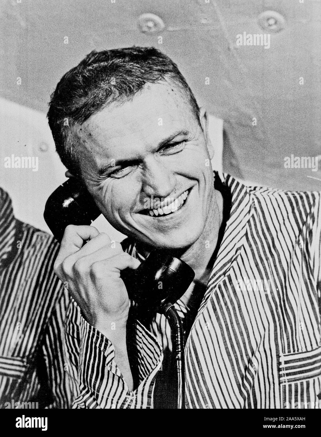 1968 - Apollo 8 astronauta Frank Borman, comandante della prima presidiato di Saturno V volo spaziale in orbita lunare, accettato una chiamata telefonica da parte degli Stati Uniti Il presidente Lyndon B. Johnson prima del lancio. Foto Stock