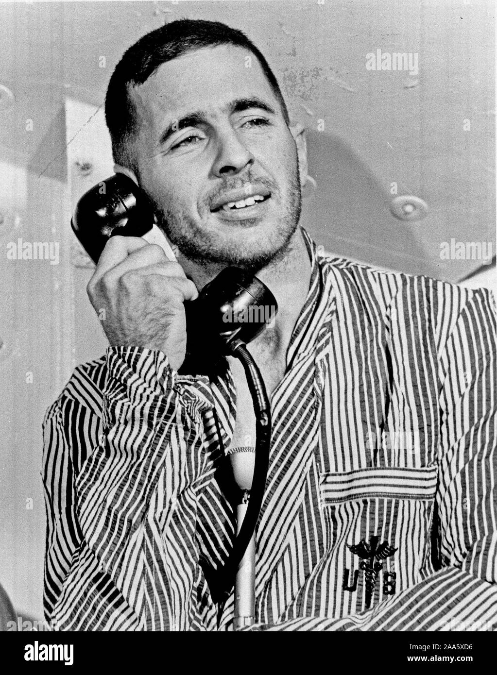 1968 - Apollo 8 astronauta William Anders, modulo lunare (LM) pilota del primo presidiato di Saturno V volo spaziale in orbita lunare, accettato una chiamata telefonica da parte degli Stati Uniti Il presidente Lyndon B. Johnson prima del lancio. Foto Stock
