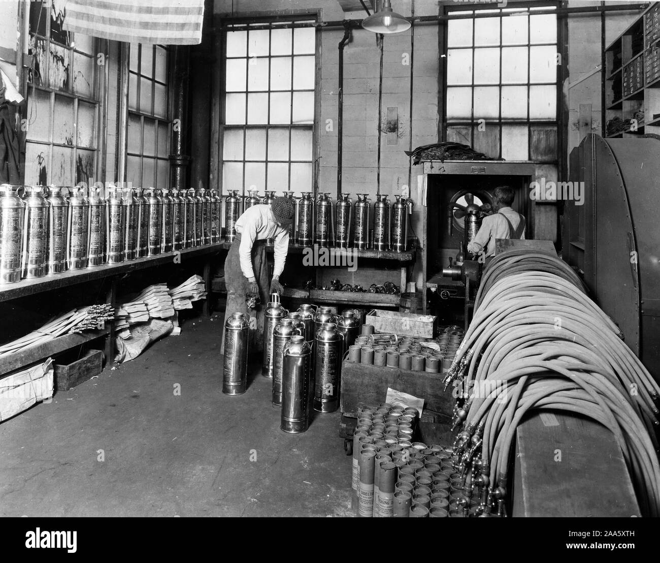 La laccatura estintori in pianta di American La France motore fire Co., Inc., Elmira, New York ca. 1918 Foto Stock