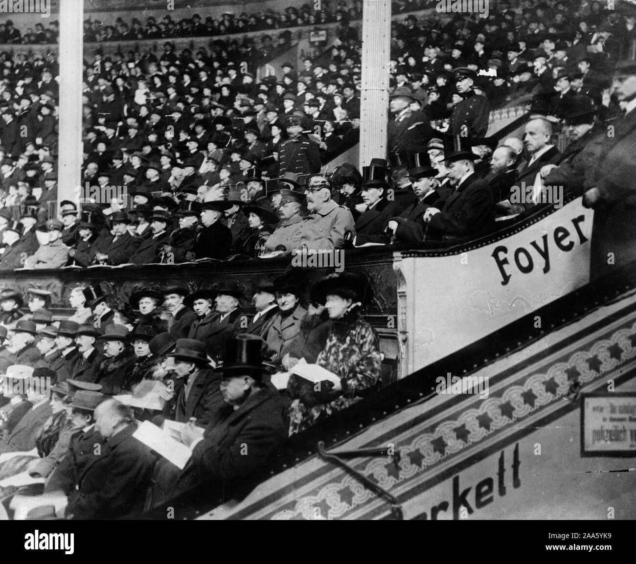 Repubblica tedesca - Assemblea Nazionale Tedesca. La prima Assemblea nazionale della Germania nella sessione di Weimar. Fornisce una vista generale del gruppo, che mostra gli uomini e le donne di delegati in rappresentanza di vari Stati membri dell'impero tedesco Foto Stock