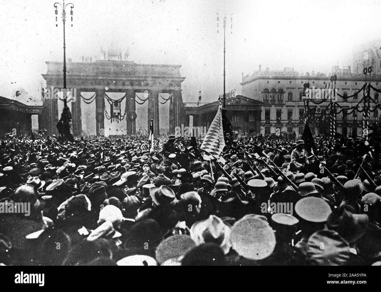 I soldati tedeschi torna a Berlino. Truppe tedesche sono appena tornato dalla guerra, già i fedelissimi del governo Ebert, passando attraverso la Porta di Brandeburgo sulla piazza di Parigi, Berlino, Germania, amid cheers e di acclamazioni di migliaia di ca. 1919 Foto Stock