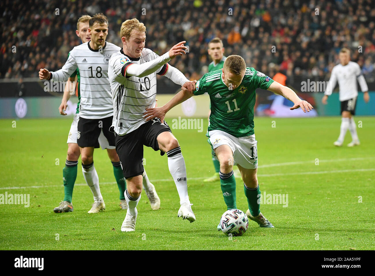 Francoforte, Germania. Xix Nov, 2019. Julian Brandt (L, anteriore) della Repubblica federale di Germania il sistema VIES con Shane Ferguson dell Irlanda del Nord durante UEFA EURO 2020 gruppo C match di qualificazione tra Germania e Irlanda del Nord a Francoforte in Germania, nov. 19, 2019. Credito: Ulrich Hufnagel/Xinhua/Alamy Live News Foto Stock