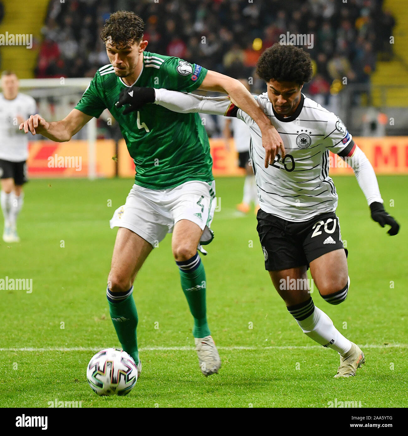 Francoforte, Germania. Xix Nov, 2019. Serge Gnabry (R) della Repubblica federale di Germania il sistema VIES con Thomas Flanagan dell Irlanda del Nord durante UEFA EURO 2020 gruppo C match di qualificazione tra Germania e Irlanda del Nord a Francoforte in Germania, nov. 19, 2019. Credito: Ulrich Hufnagel/Xinhua/Alamy Live News Foto Stock