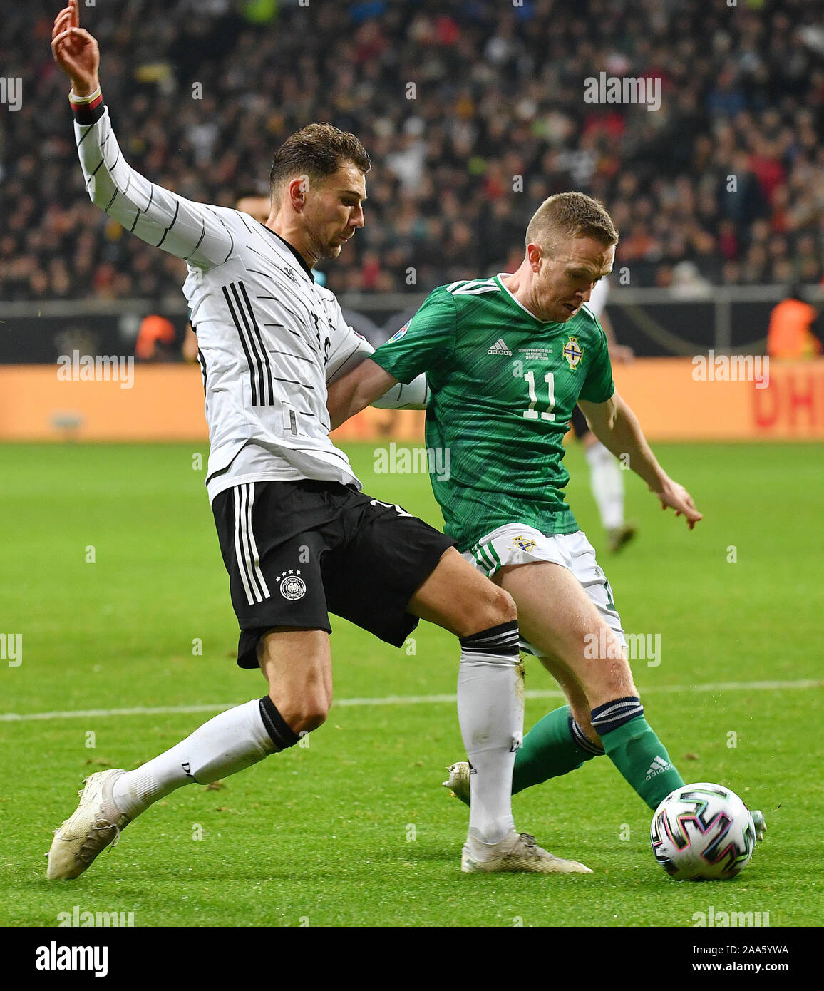Francoforte, Germania. Xix Nov, 2019. Leon Goretzka (L) della Repubblica federale di Germania il sistema VIES con Shane Ferguson dell Irlanda del Nord durante UEFA EURO 2020 gruppo C match di qualificazione tra Germania e Irlanda del Nord a Francoforte in Germania, nov. 19, 2019. Credito: Ulrich Hufnagel/Xinhua/Alamy Live News Foto Stock