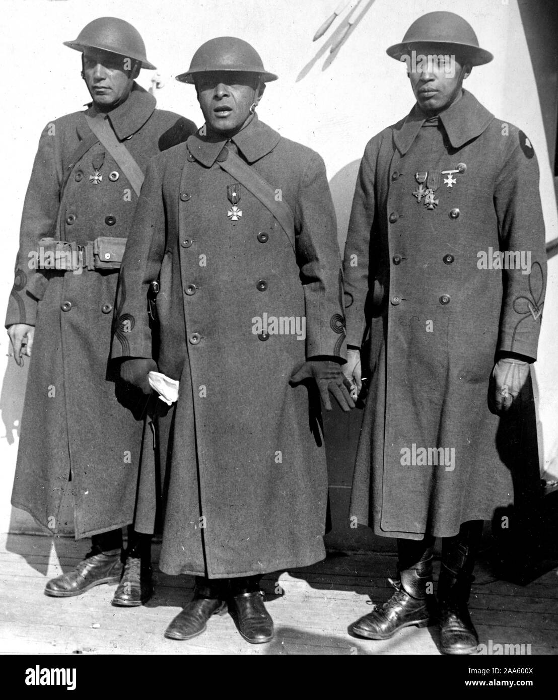 WW I foto - Colorate / africana di truppe americane - Didascalia originale: Ufficiali del famoso reggimento colorati che sono arrivato a casa sul " Francia ". da sinistra a destra: Il Mag. J.R. Bianco; Lt. Col. Otis B. Duncan, la più alta classifica ufficiale di colore negli Stati Uniti Esercito; Lt. W.J. Warfield. Il primo di Col1l William Hayw 2/10/1919 Foto Stock