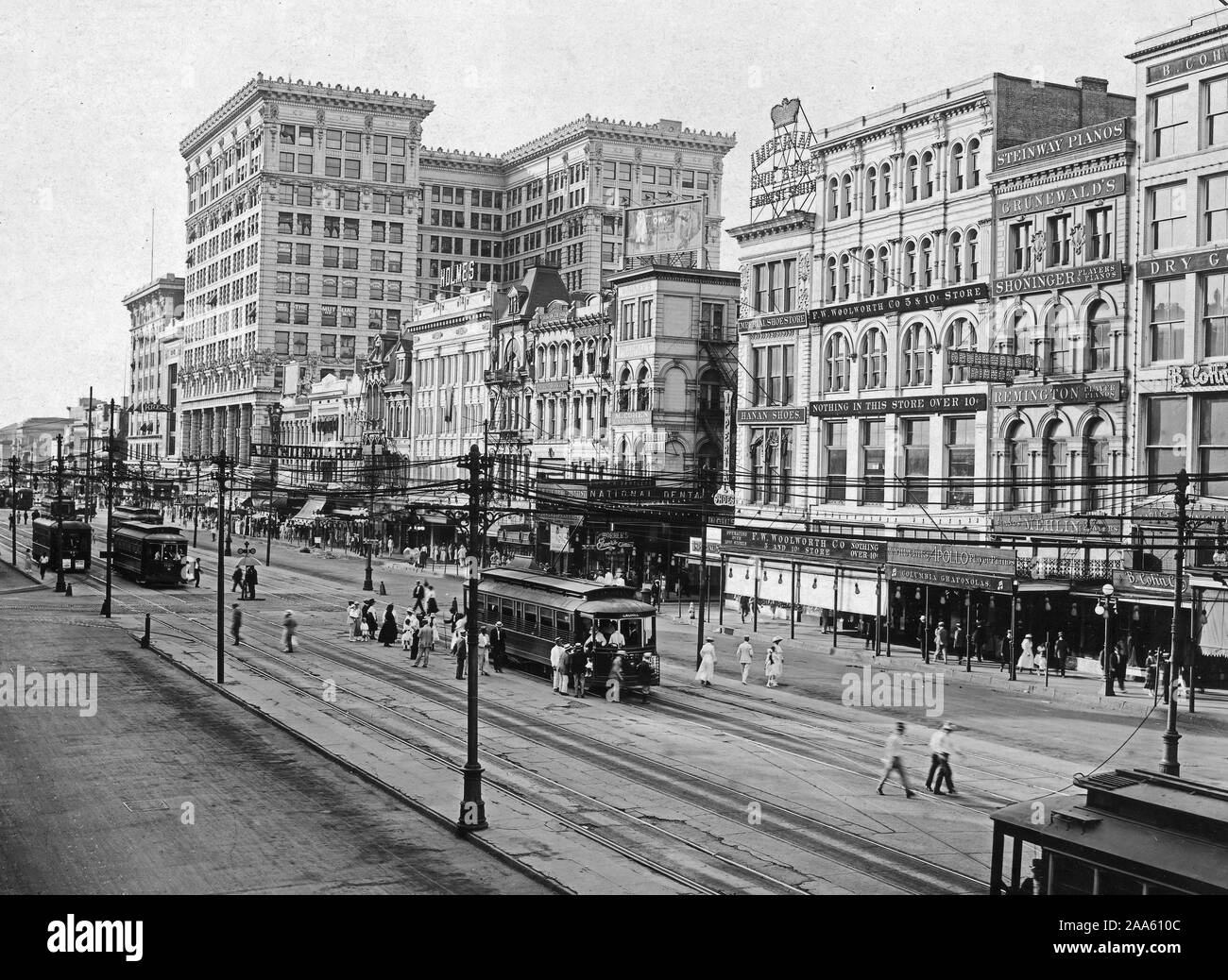 New Orleans, Louisiana - benzina-meno domenica sul Canal Street ca. 1918-1919 Foto Stock