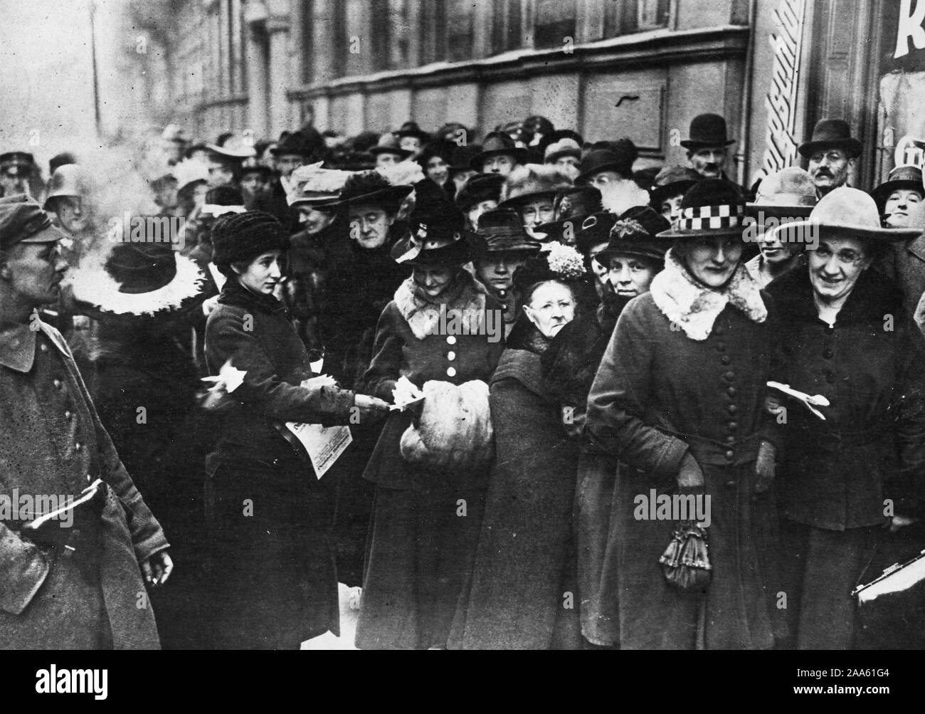 Le elezioni per l Assemblea Nazionale a Berlino. Donne votanti, per la prima volta concesso il privilegio di parità di suffragio, nella parte anteriore del ballottaggio bureau dove voti sono espressi ca. 1919 Foto Stock