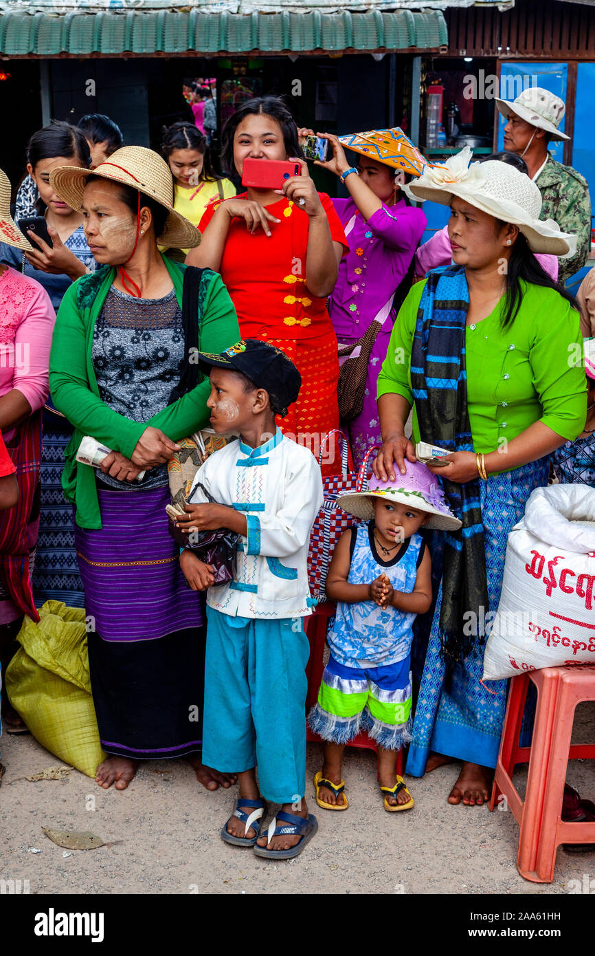 La popolazione locale attendere l elemosina e il denaro per i monaci in procinto di prendere parte a una processione, la grotta di Pindaya Festival, Pindaya, Stato Shan, Myanmar Foto Stock