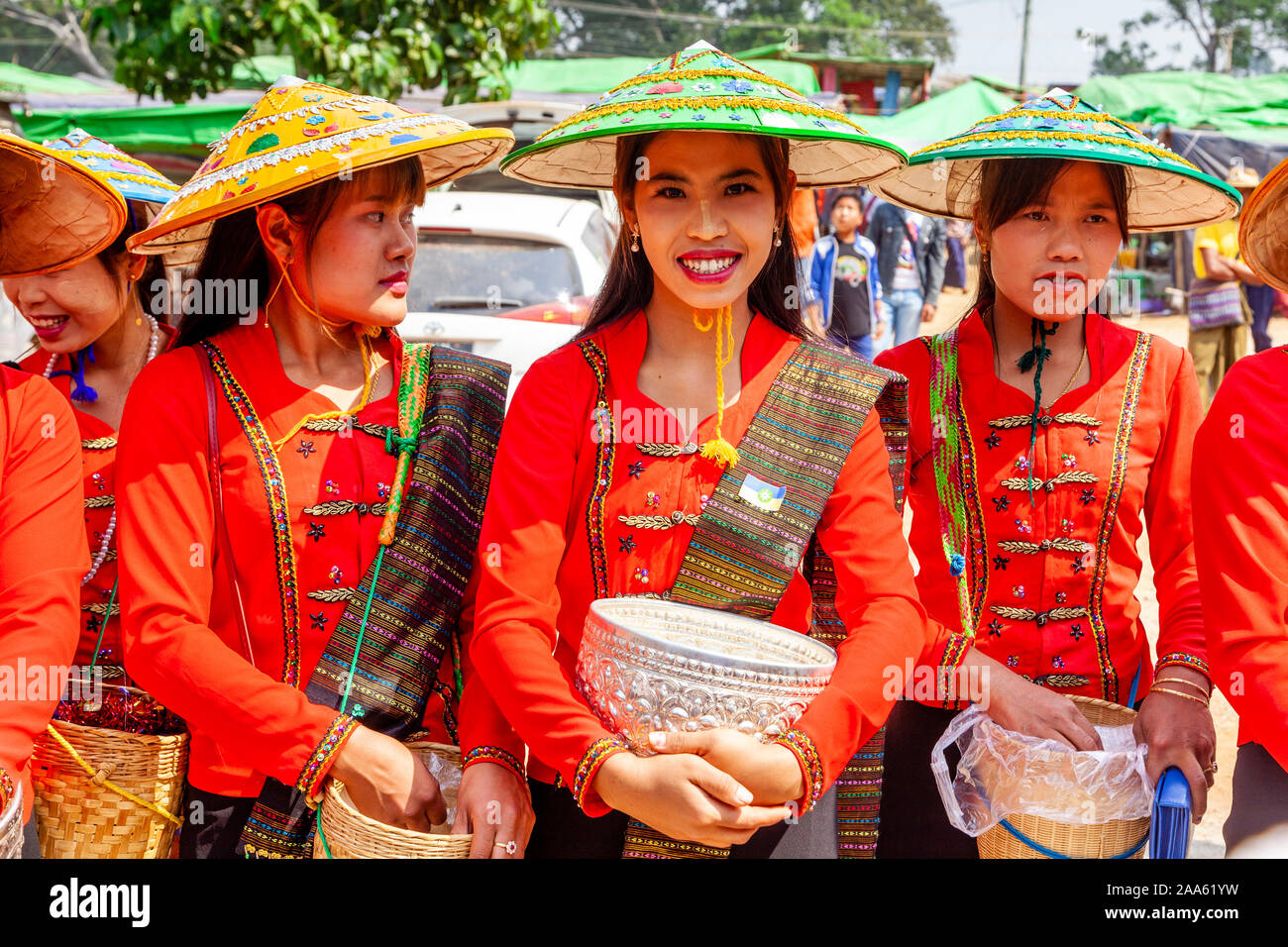 I giovani appartenenti a una minoranza etnica donne attendere l elemosina ai monaci che stanno prendendo parte a una processione, la grotta di Pindaya Festival, Pindaya, Stato Shan, Myanmar Foto Stock