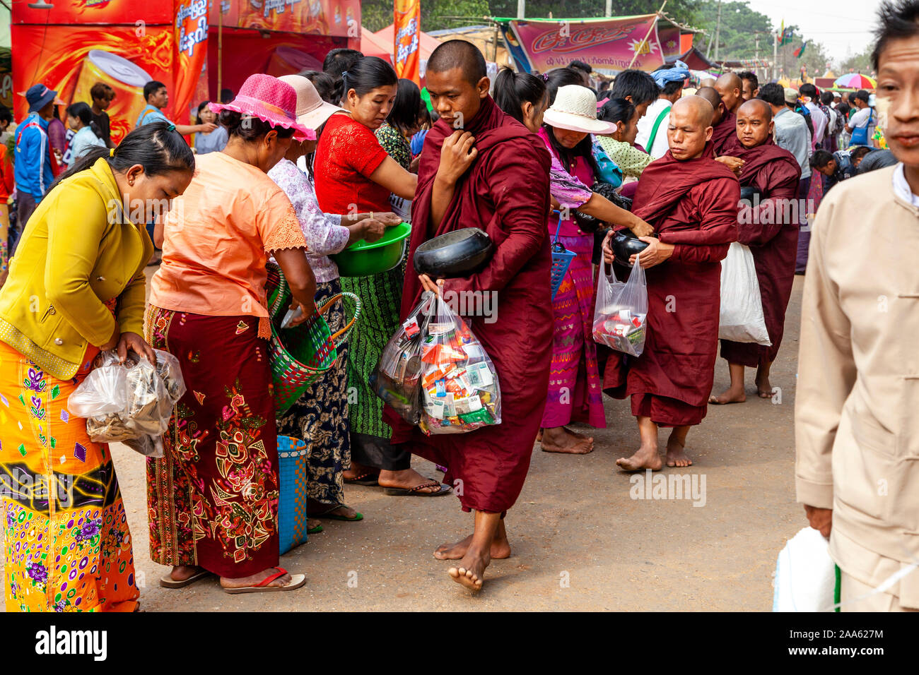 I monaci a piedi giù per la strada principale di Pindaya Cerca Alms durante la grotta di Pindaya Festival, Pindaya, Stato Shan, Myanmar. Foto Stock