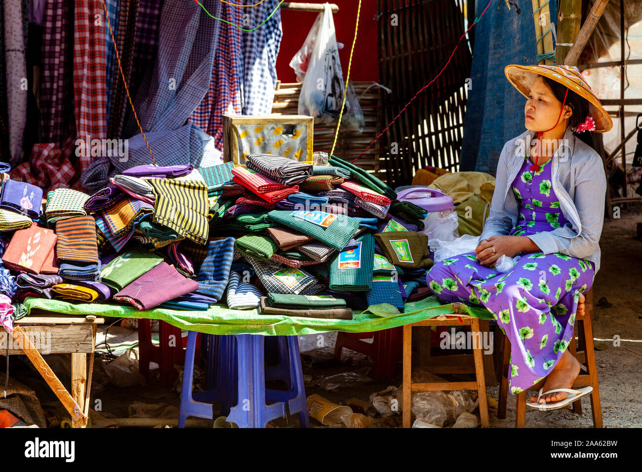 Un colorato negozio di abbigliamento, Pindaya, Stato Shan, Myanmar. Foto Stock