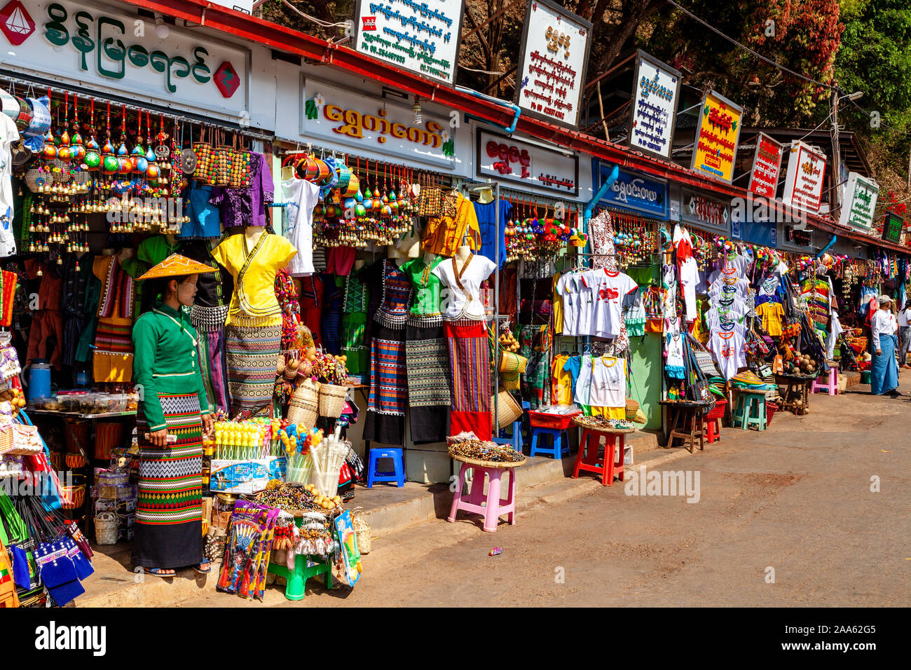 Un custode di negozio locale alla ricerca di clienti, Pindaya, Stato Shan, Myanmar. Foto Stock
