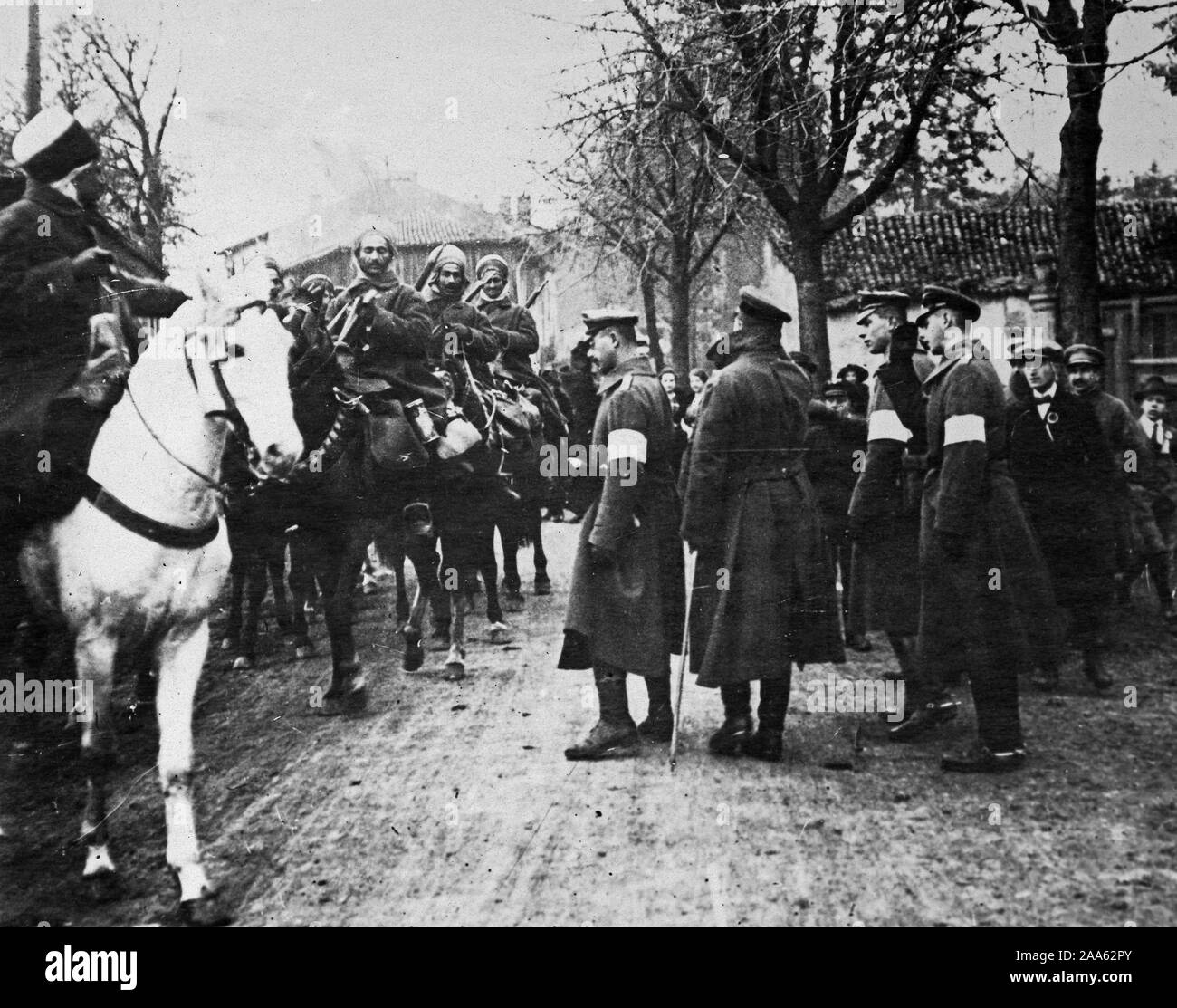 Parlamentare tedesco i funzionari in visita al quartier generale francese. Parlamentare tedesco ufficiali accompagnati da Spahes andando per una visita al quartier generale francese a Chateau Salin, Lorena ca. 1919 Foto Stock