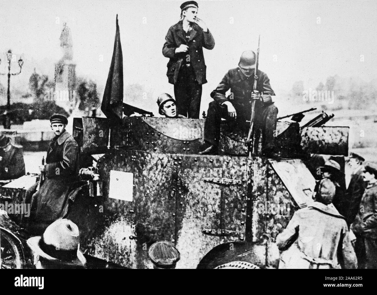 I disordini in Berlino, Germania. Furgoni blindati pattuglia delle Guardie rosse in Unter der Linded godere di breve tregua nel corso dei combattimenti con Spartacans ca. 1919 Foto Stock
