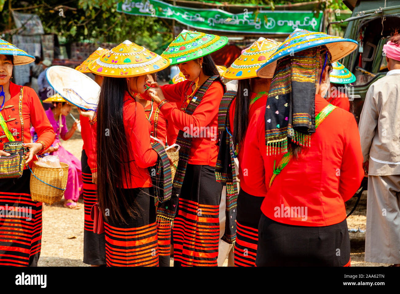 Un gruppo di giovani Danu appartenenti a una minoranza etnica di donne in Pindaya per l annuale Grotta Pindaya Festival, Pindaya, Stato Shan, Myanmar. Foto Stock