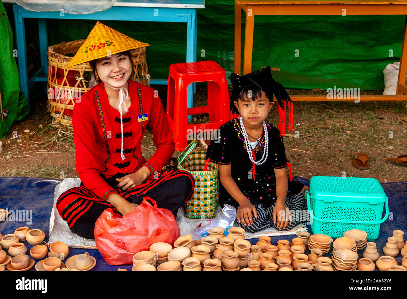 Un giovane Danu minoranza etnica donna in ceramica di vendita nel mercato, Pindaya, Stato Shan, Myanmar. Foto Stock