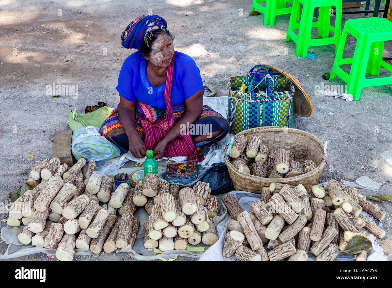 Una minoranza etnica donna i registri di vendita/legno nel mercato, Pindaya, Stato Shan, Myanmar. Foto Stock