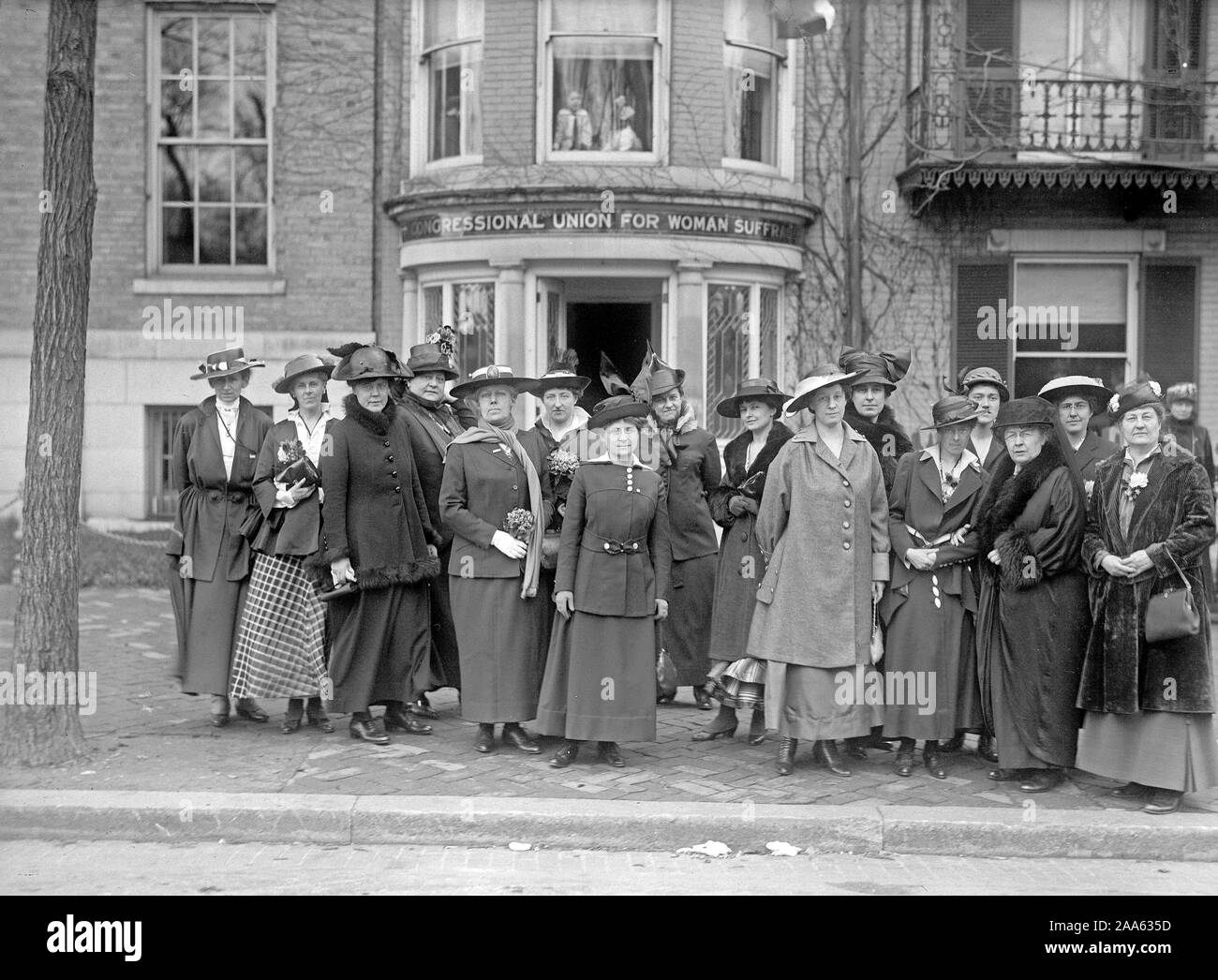 Foto di gruppo della donna in piedi di fronte all'Unione professionale per donna edificio suffragio ca. 1910-1917 Foto Stock