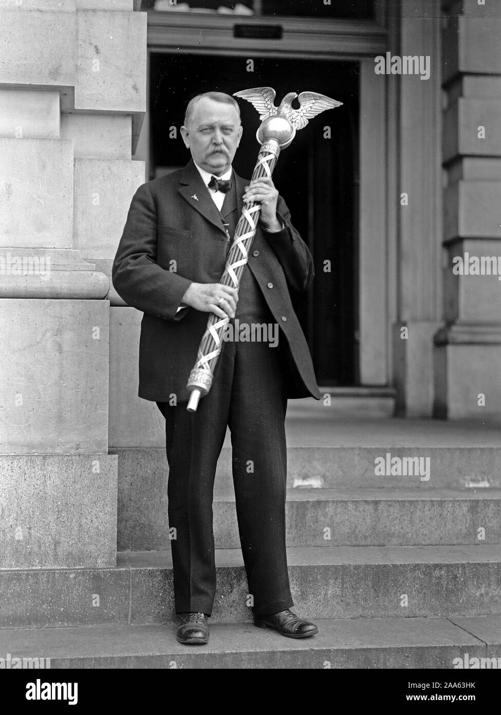 La camera dei rappresentanti il sergente-at-Arms Robert B. Gordon con il macis ca. 1915-1917 Foto Stock
