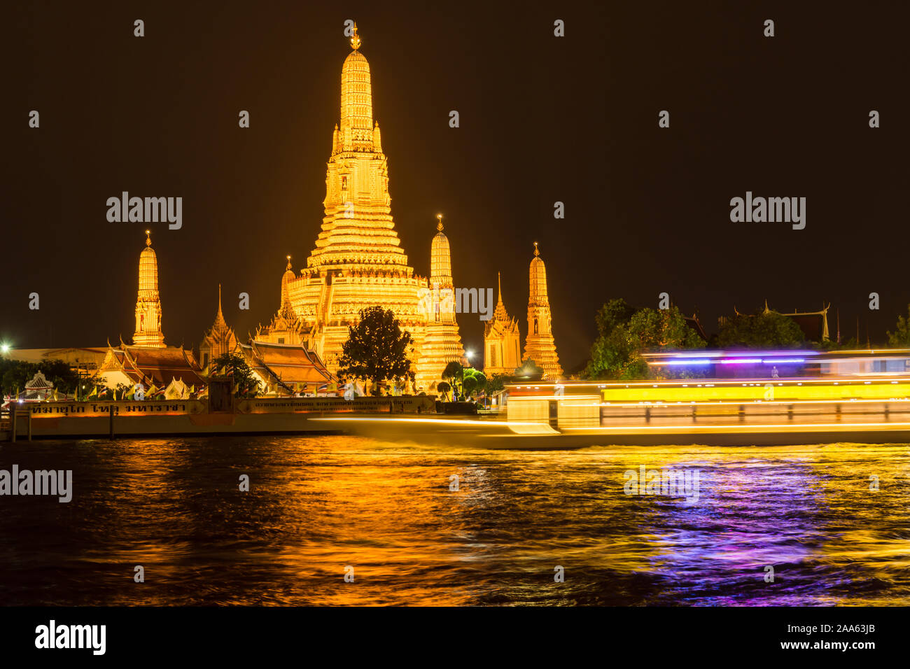 Bangkok, Tailandia - Ott 31,2019 : Bella vista notturna di Wat Arun, localmente noto come Wat Chaeng. Foto Stock