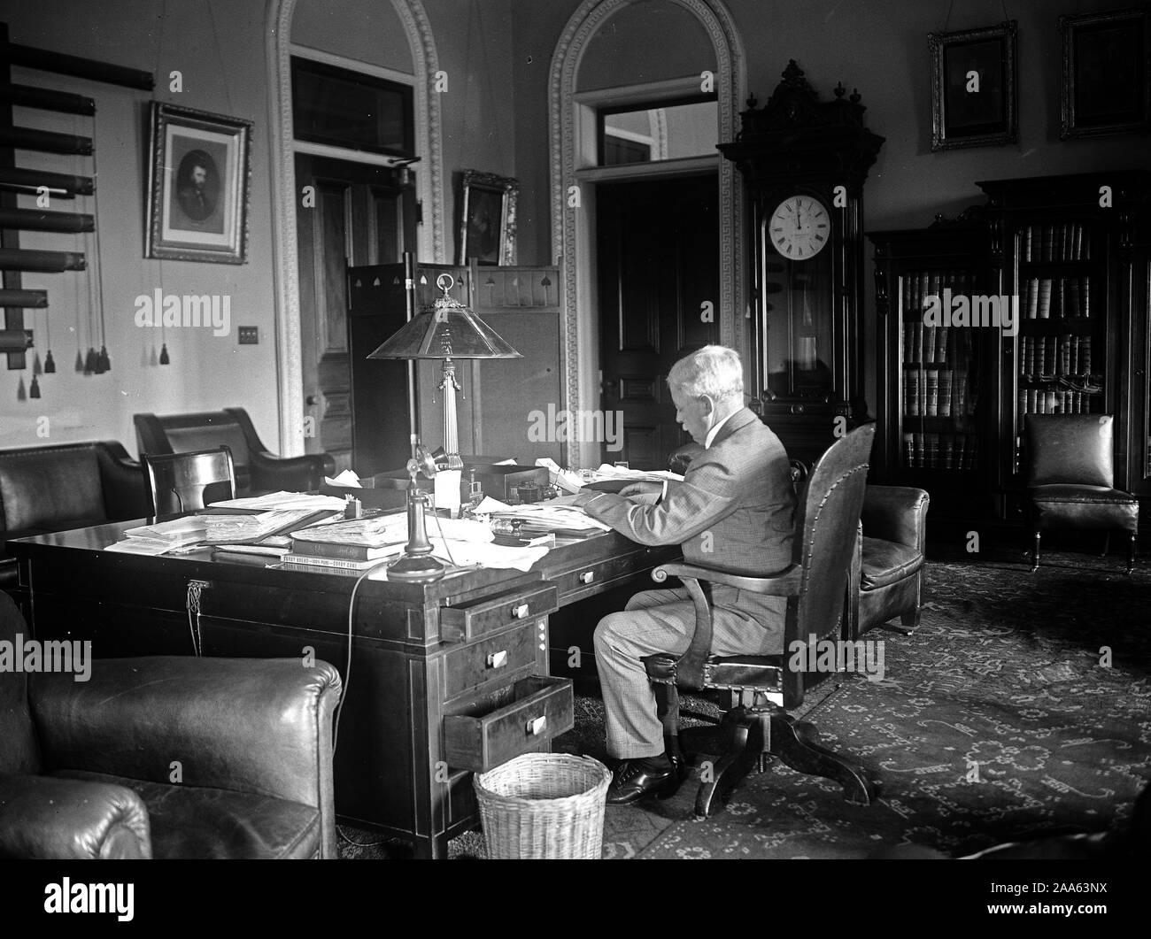 Il segretario di Stato Robert Lansing lavorando alla sua scrivania ca. 1910-1917 Foto Stock