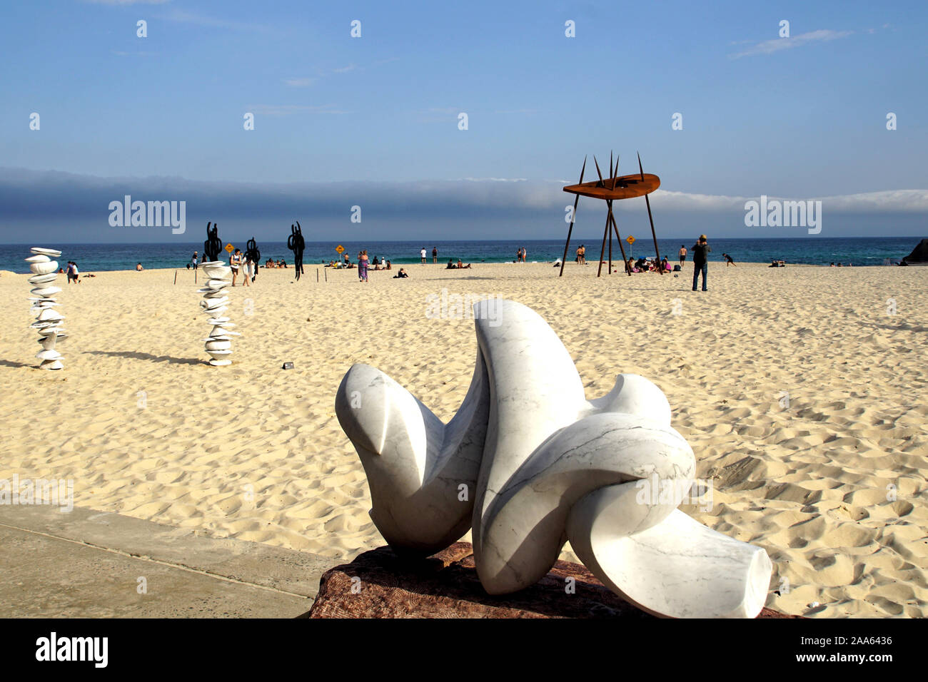 Sculture e Bagnanti che condividono Tamarama Beach durante la scultura sul mare 2019 Foto Stock