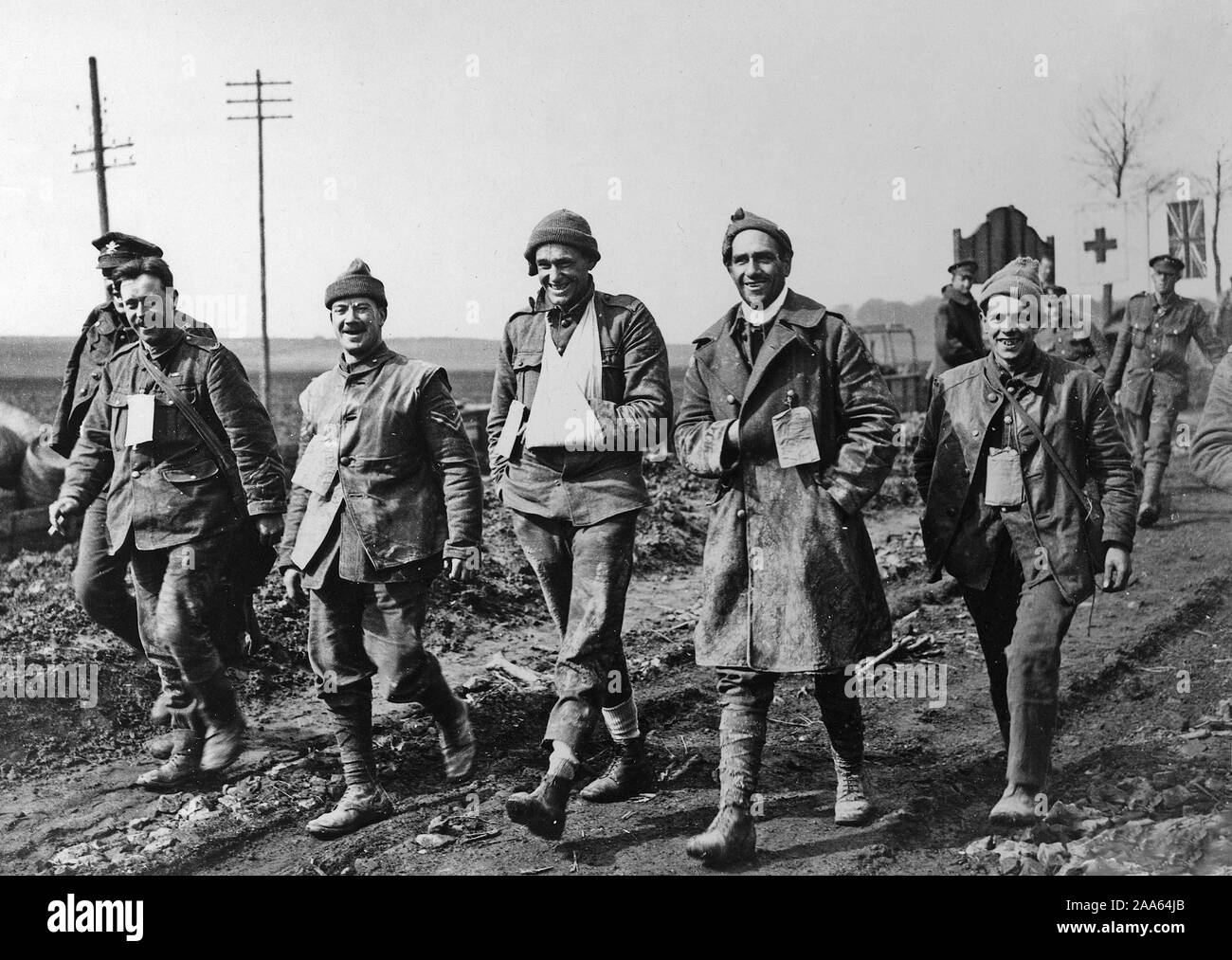 Titolo alternativo: Gazzetta fotografia scattata sul British fronte occidentale in Francia : la grande offensiva tedesca - lo spirito del nostro esercito Descrizione: continuare a sorridere, avanti! Feriti appena arrivati dalla linea di combattimento di lasciare il Casualty Clearing Station. Data di creazione: 1914 Photo credit: UBC Library Foto Stock