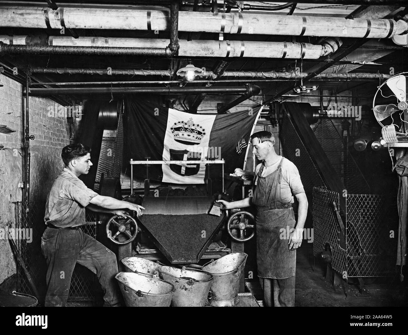 Industrie di guerra - Candy - la lavorazione del cacao e del cioccolato PER IL GOVERNO; cioccolato PIRIKA CO., Brooklyn, New York. La macinazione e la finitura di mulino per il cioccolato ca. 1917-1919 Foto Stock