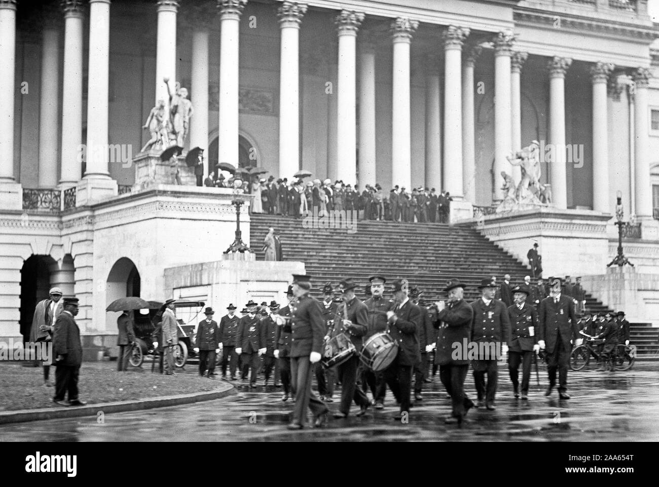 La folla sulla scalinata del Campidoglio degli Stati Uniti ca. 1920-1930 Foto Stock