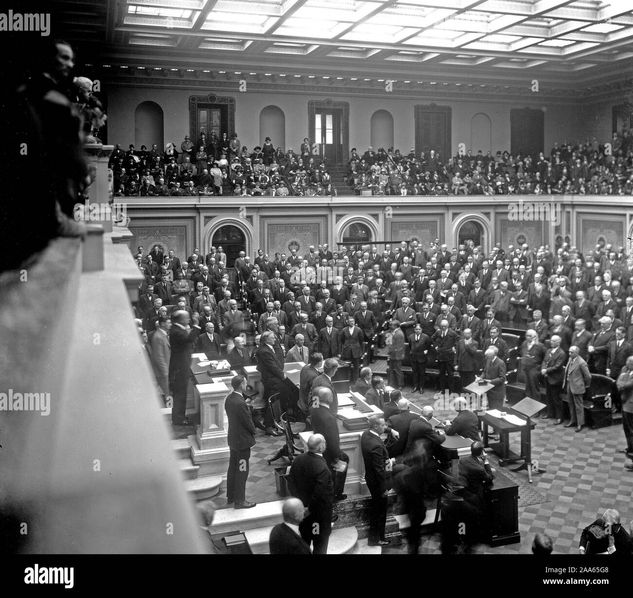 Il nuovo altoparlante della casa giurato a. Il nuovo altoparlante della casa, sost. Nicholas Longworth, repubblicani da Ohio, essendo giurato in all'apertura del Congresso 69, dicembre 4th. Il sig. Longworth può essere visto all'estrema sinistra nella fotografia Foto Stock