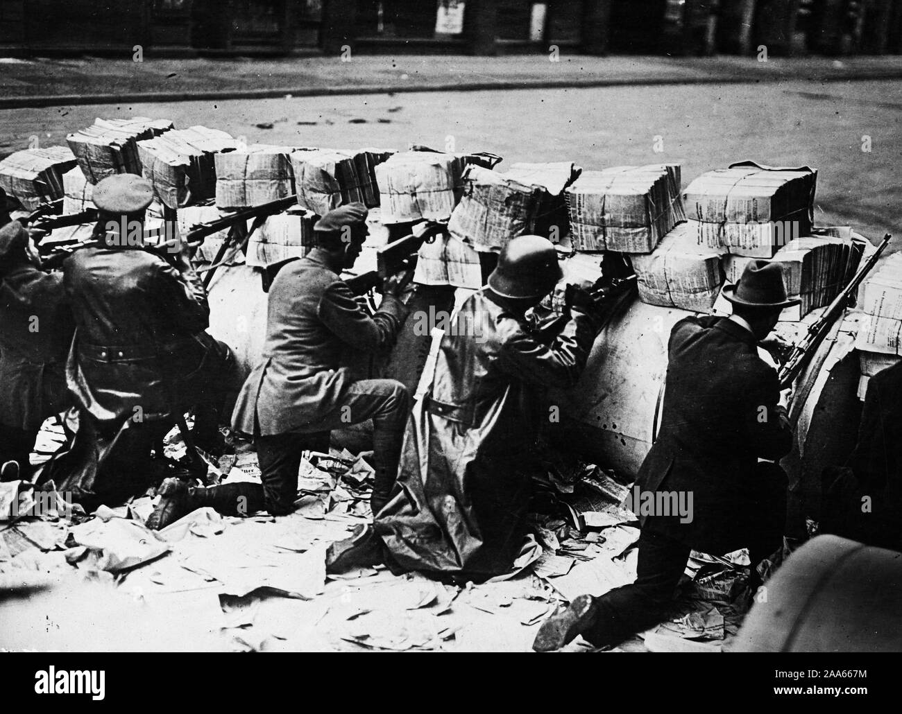 La rivoluzione tedesca - le truppe del governo versus Spartacans a Berlino. Le truppe del governo nel combattimento reale con Spartacans in Schutzenstrasse a Berlino. Essi hanno trincerarsi dietro enormi fasci di giornali di ca. 1919 Foto Stock