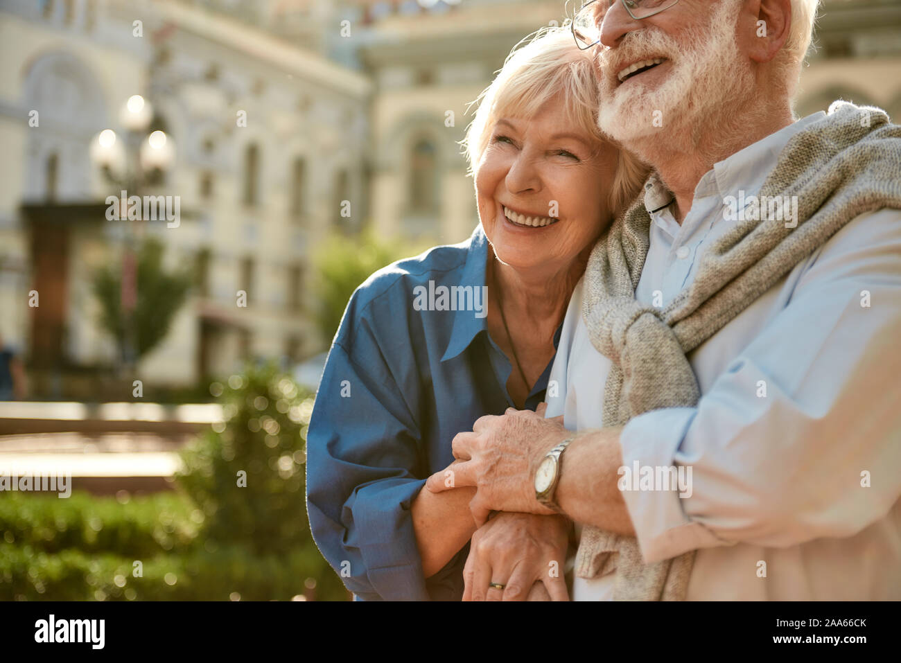 Sempre insieme. Felice coppia senior legare gli uni agli altri e sorridere mentre di trascorrere del tempo insieme all'esterno. La famiglia. Il concetto di amore Foto Stock
