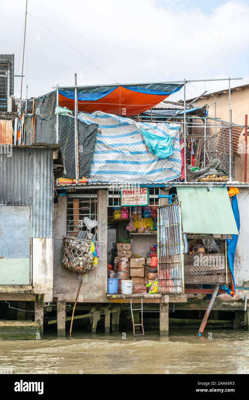 In Cai Be, il Delta del Mekong, Vietnam - Marzo 13, 2019: lungo quello dei Kinh 28 canal. Negozio di vendita al dettaglio, Minh Duc, catering per imbarcazione persone che può essere collegato alla porta dove Foto Stock